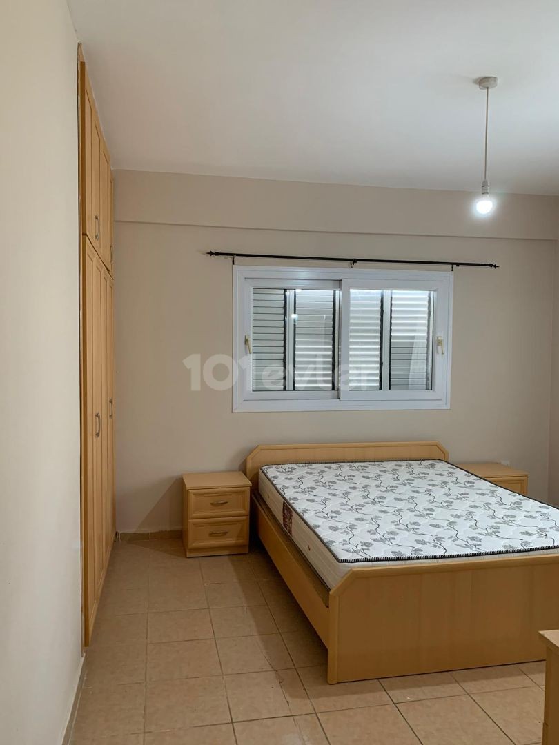 Geräumige, gepflegte 3 + 1 Wohnung zum Verkauf im Zentrum von Kyrenia, einfacher Zugang überall !!!!!!! ** 