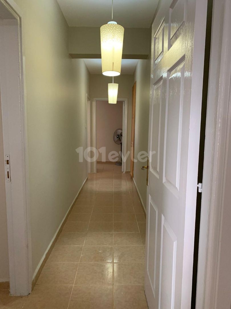 Spacious 3+1 flat for sale in Girne Center, easy access to everywhere!!!!!!!