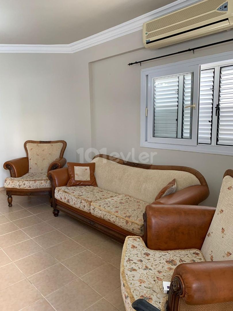 Spacious 3+1 flat for sale in Girne Center, easy access to everywhere!!!!!!!