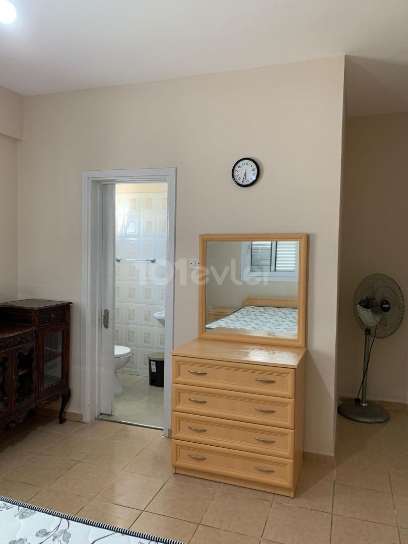 Spacious 3+1 flat for sale in Girne Center, easy access to everywhere!!!!!!!