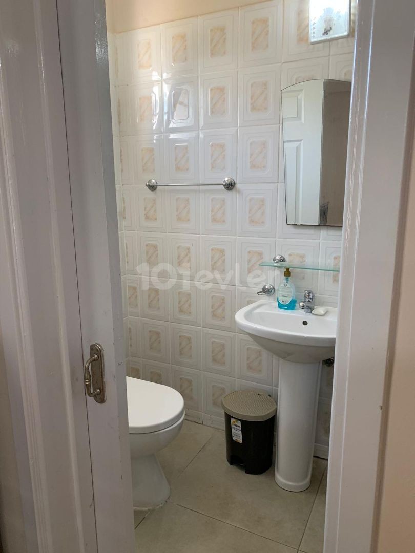 Spacious 3+1 flat for sale in Girne Center, easy access to everywhere!!!!!!!