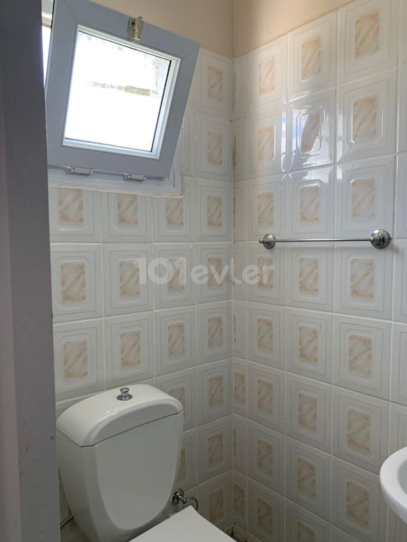 Spacious 3+1 flat for sale in Girne Center, easy access to everywhere!!!!!!!