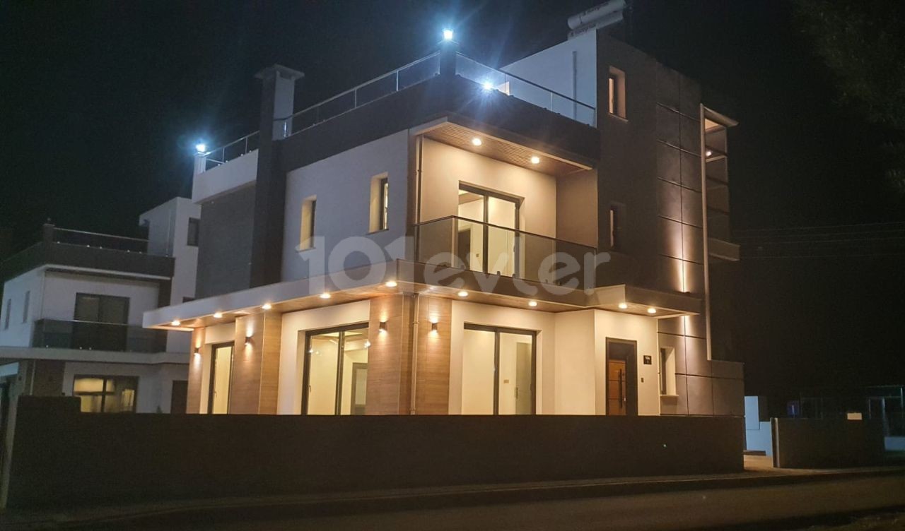 Çatalköy'de satılık  lüks 4+1 villa, Dağ ve Deniz manzaralı 