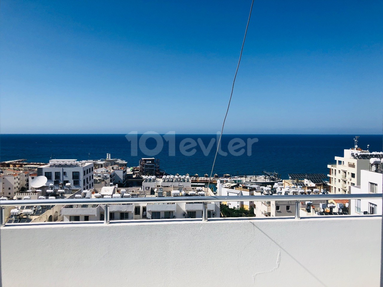 Amazing 3+1 penthouse for sale in the center of Kyrenia 