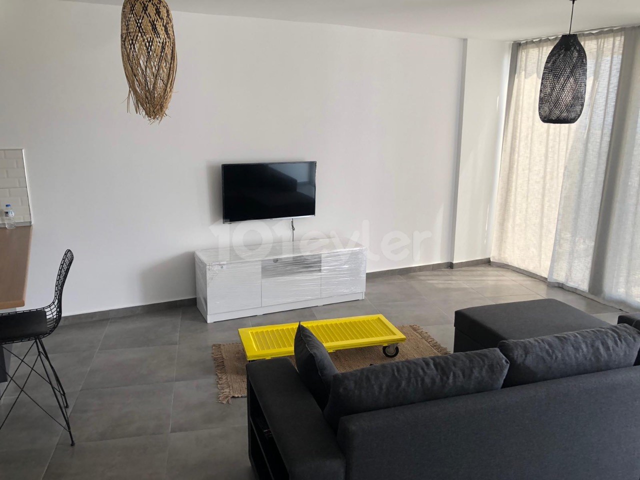 Girne’de 2+1 sıfır eşyalı daire modern Rezidansta.