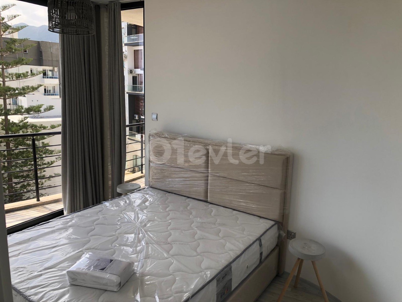 Girne’de 2+1 sıfır eşyalı daire modern Rezidansta.