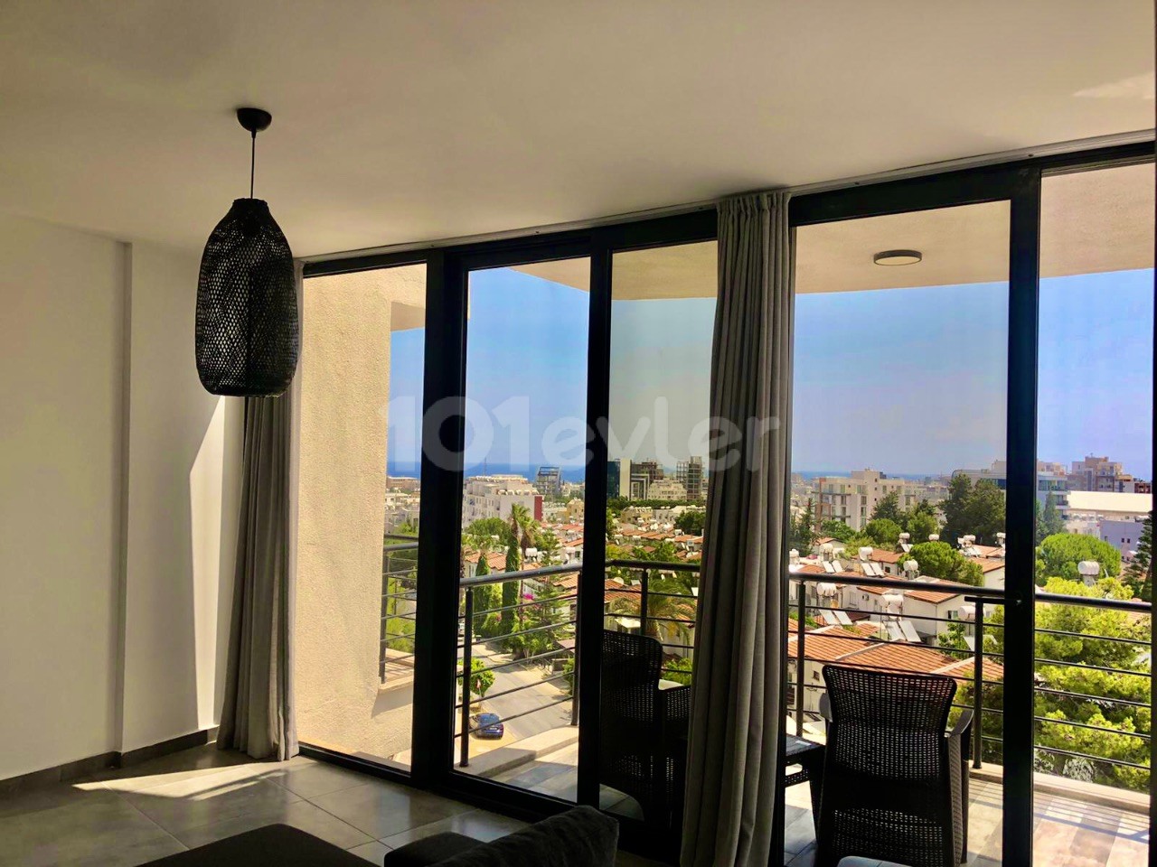 Girne’de 2+1 sıfır eşyalı daire modern Rezidansta.