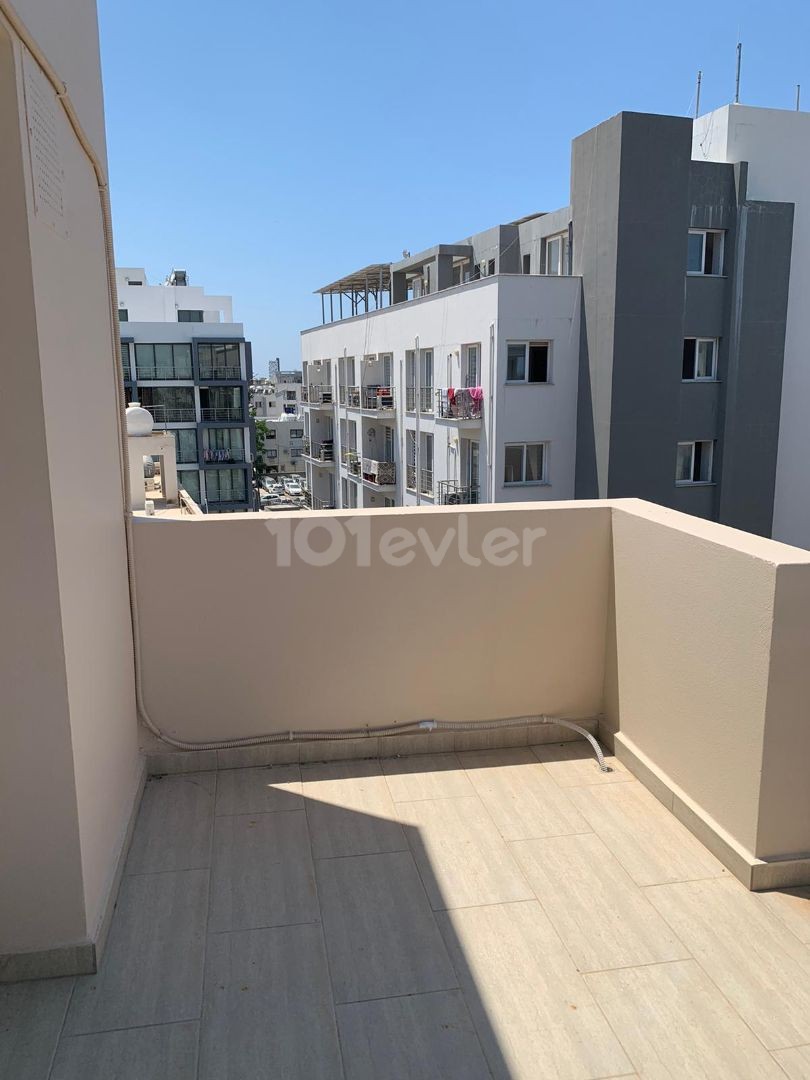 Girne'de  kiralık 1+1 geniş  daire, Tarsanin yaninda 