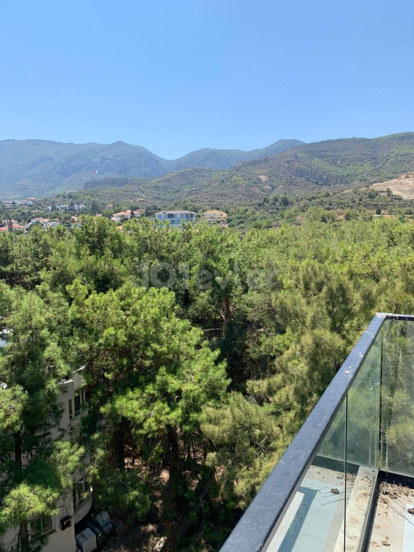 2 + 1 penthouse zum Verkauf im Zentrum von Kyrenia, mit Blick auf die Berge und das Meer, zu einem sehr erschwinglichen Preis!!!!! ** 