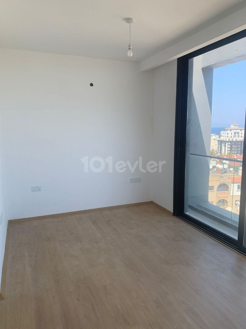 2 + 1 penthouse zum Verkauf im Zentrum von Kyrenia, mit Blick auf die Berge und das Meer, zu einem sehr erschwinglichen Preis!!!!! ** 