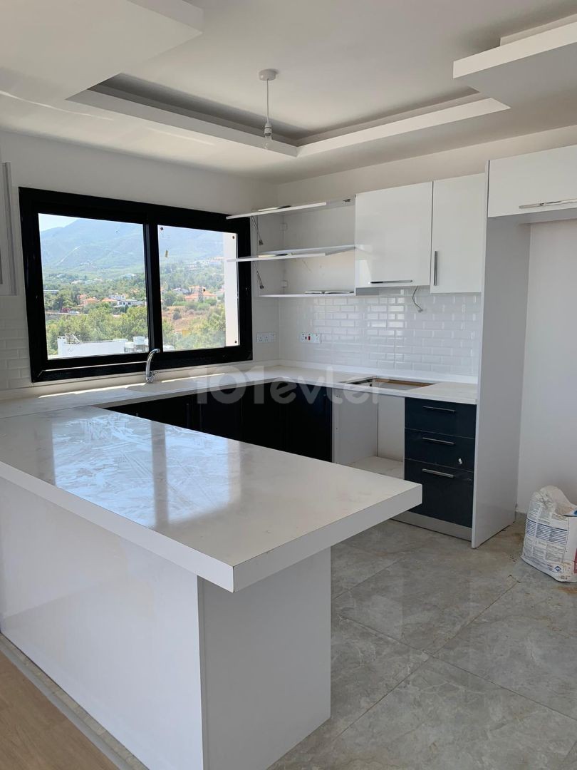 2 + 1 penthouse zum Verkauf im Zentrum von Kyrenia, mit Blick auf die Berge und das Meer, zu einem sehr erschwinglichen Preis!!!!! ** 