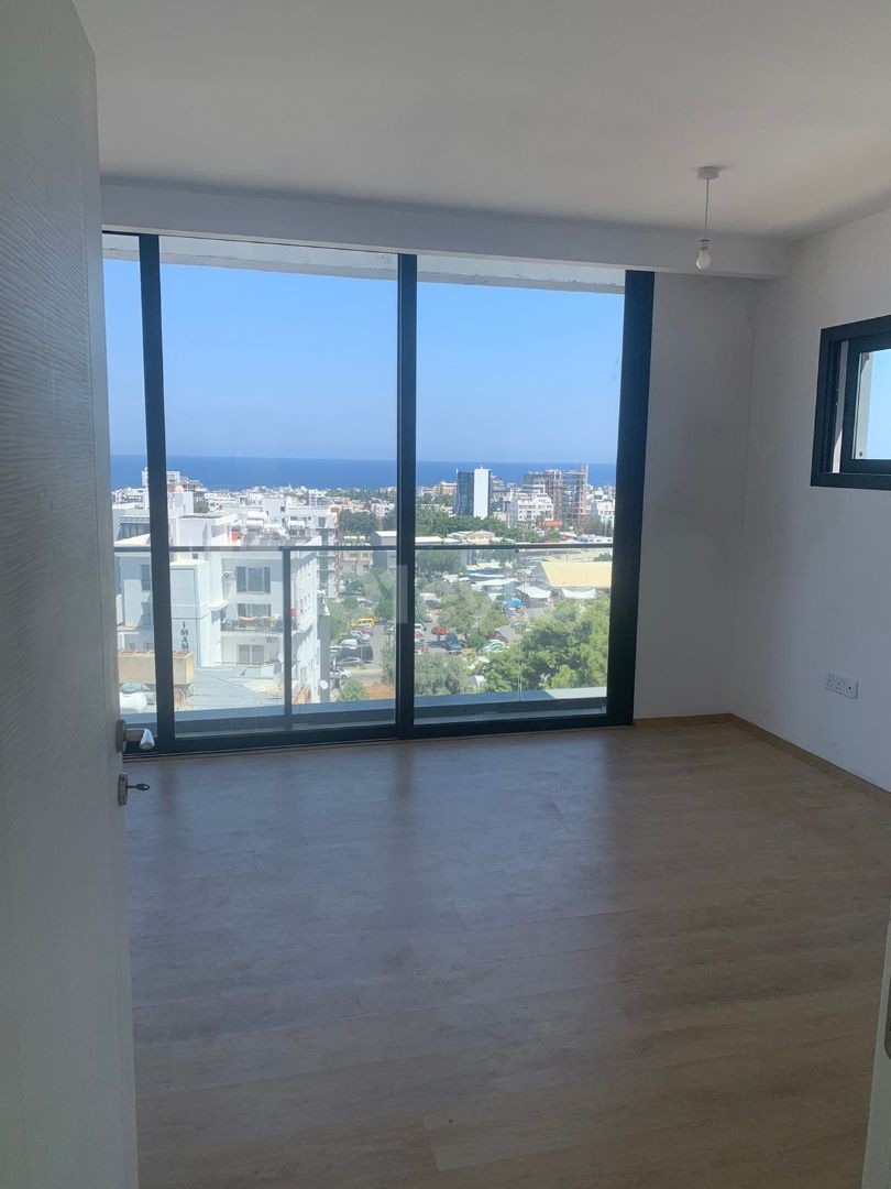 2 + 1 penthouse zum Verkauf im Zentrum von Kyrenia, mit Blick auf die Berge und das Meer, zu einem sehr erschwinglichen Preis!!!!! ** 