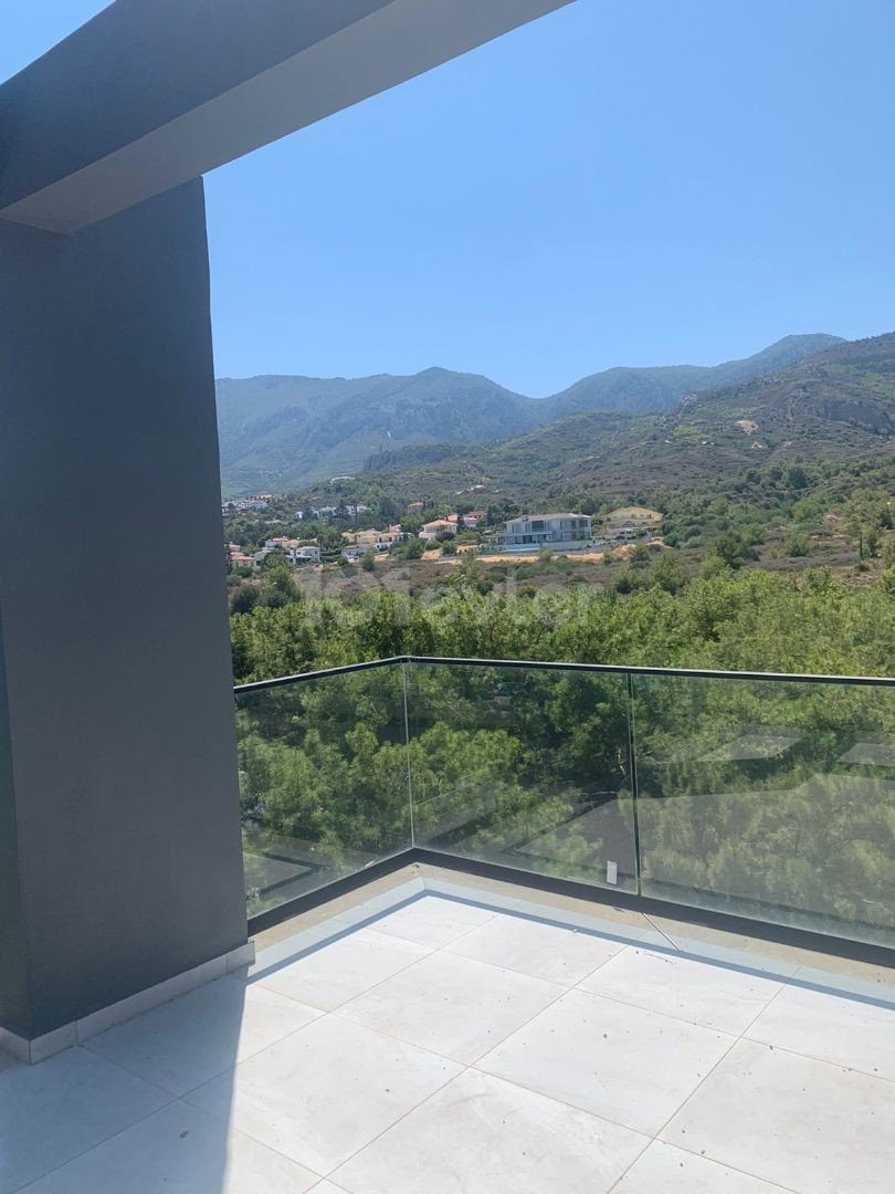 2 + 1 penthouse zum Verkauf im Zentrum von Kyrenia, mit Blick auf die Berge und das Meer, zu einem sehr erschwinglichen Preis!!!!! ** 