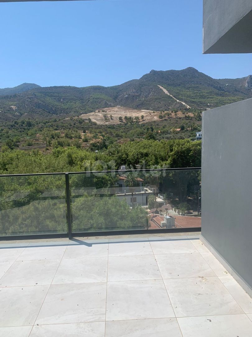 2 + 1 penthouse zum Verkauf im Zentrum von Kyrenia, mit Blick auf die Berge und das Meer, zu einem sehr erschwinglichen Preis!!!!! ** 