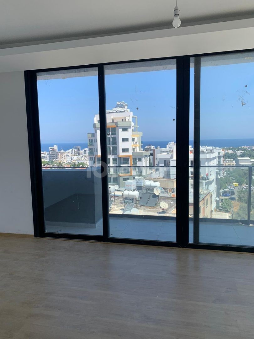 2 + 1 penthouse zum Verkauf im Zentrum von Kyrenia, mit Blick auf die Berge und das Meer, zu einem sehr erschwinglichen Preis!!!!! ** 