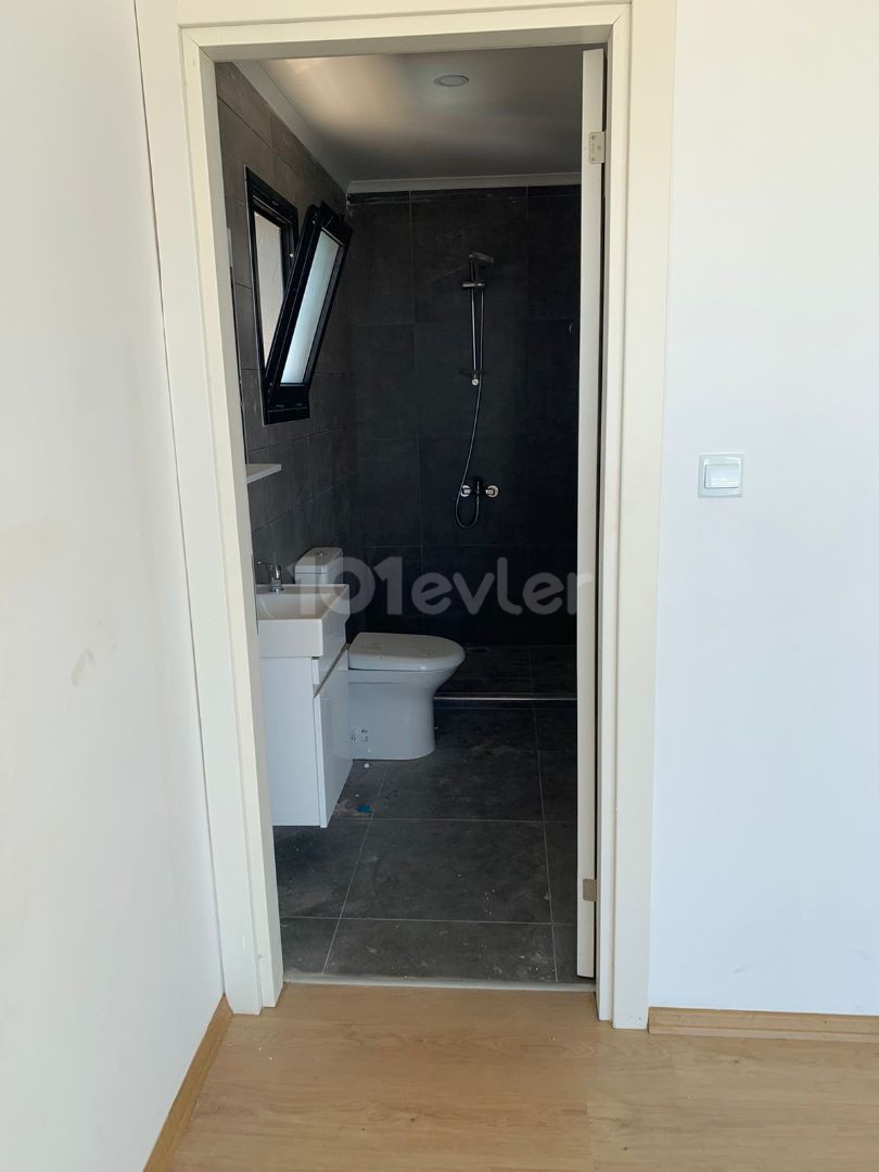 2 + 1 penthouse zum Verkauf im Zentrum von Kyrenia, mit Blick auf die Berge und das Meer, zu einem sehr erschwinglichen Preis!!!!! ** 