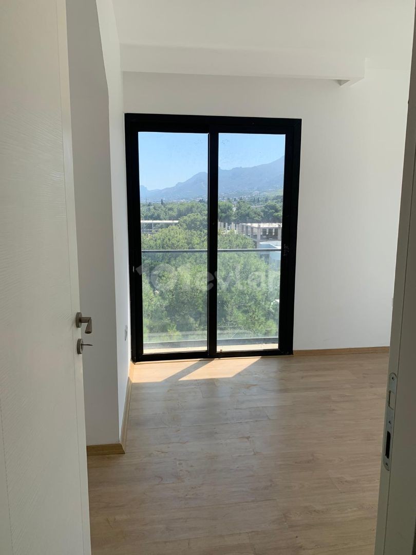 2 + 1 penthouse zum Verkauf im Zentrum von Kyrenia, mit Blick auf die Berge und das Meer, zu einem sehr erschwinglichen Preis!!!!! ** 