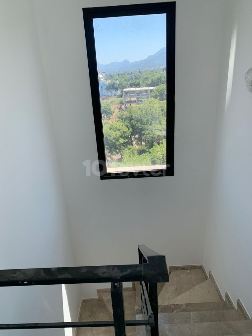 2 + 1 penthouse zum Verkauf im Zentrum von Kyrenia, mit Blick auf die Berge und das Meer, zu einem sehr erschwinglichen Preis!!!!! ** 