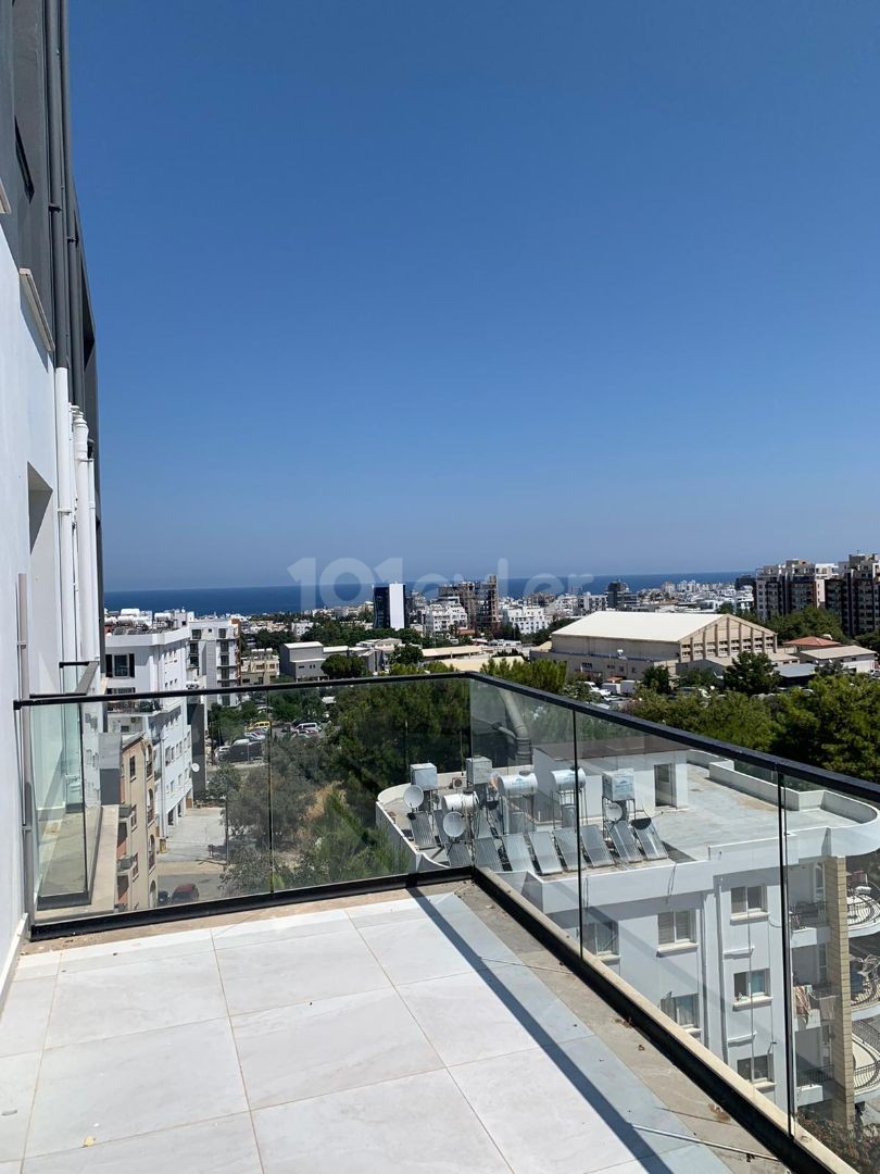 2 + 1 penthouse zum Verkauf im Zentrum von Kyrenia, mit Blick auf die Berge und das Meer, zu einem sehr erschwinglichen Preis!!!!! ** 