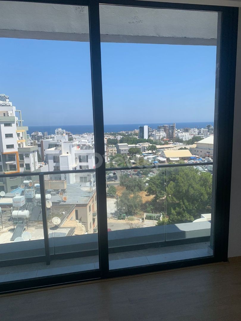 2 + 1 penthouse zum Verkauf im Zentrum von Kyrenia, mit Blick auf die Berge und das Meer, zu einem sehr erschwinglichen Preis!!!!! ** 