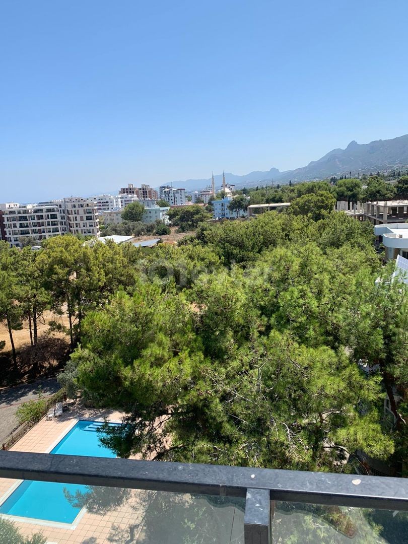 2 + 1 penthouse zum Verkauf im Zentrum von Kyrenia, mit Blick auf die Berge und das Meer, zu einem sehr erschwinglichen Preis!!!!! ** 