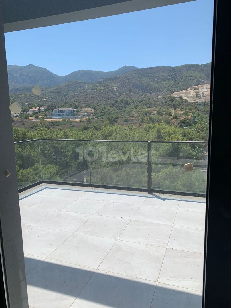 2 + 1 penthouse zum Verkauf im Zentrum von Kyrenia, mit Blick auf die Berge und das Meer, zu einem sehr erschwinglichen Preis!!!!! ** 