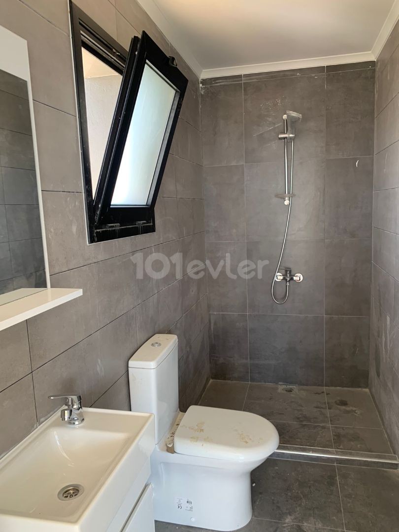 2 + 1 penthouse zum Verkauf im Zentrum von Kyrenia, mit Blick auf die Berge und das Meer, zu einem sehr erschwinglichen Preis!!!!! ** 