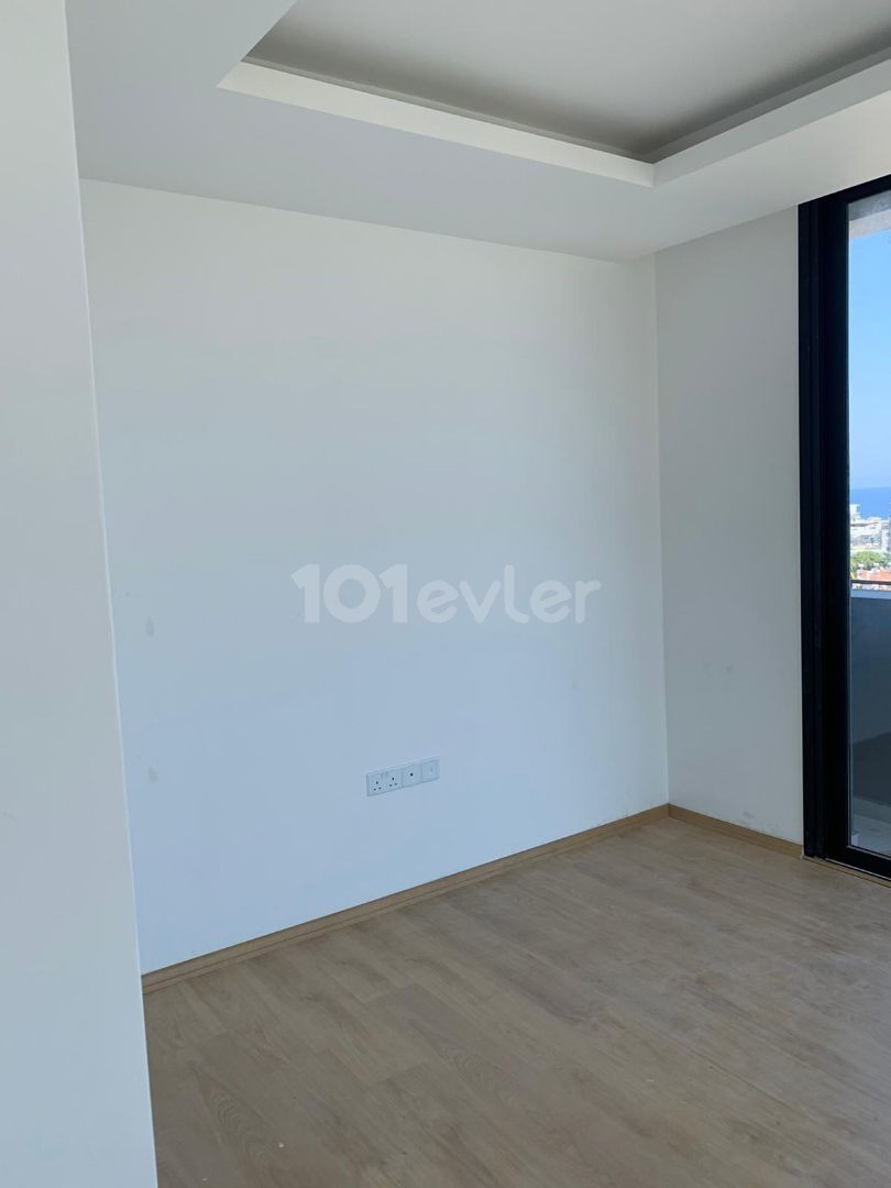 2 + 1 penthouse zum Verkauf im Zentrum von Kyrenia, mit Blick auf die Berge und das Meer, zu einem sehr erschwinglichen Preis!!!!! ** 