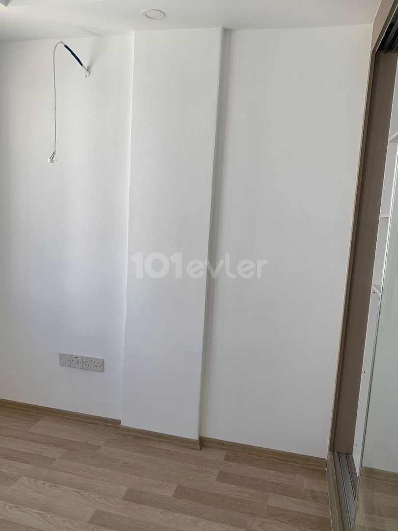 Neu 2+1 Wohnung mit Pool in Alsancak zu verkaufen ** 