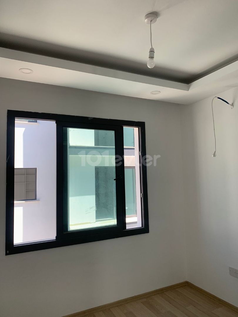 Neu 2+1 Wohnung mit Pool in Alsancak zu verkaufen ** 