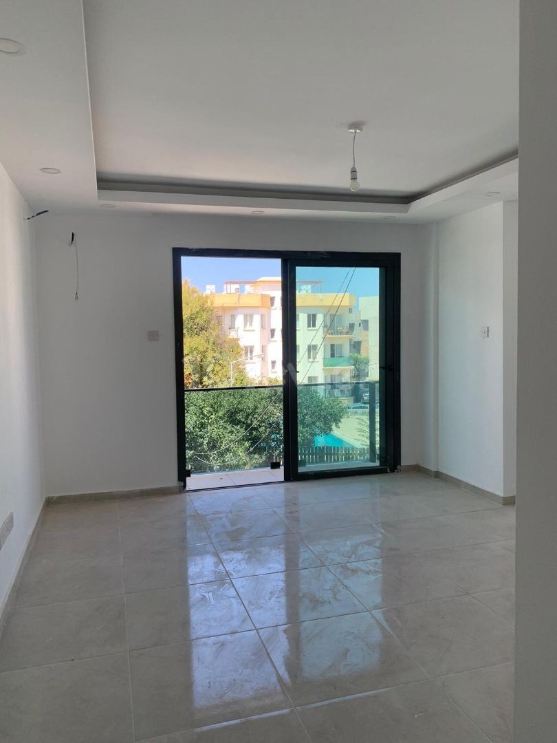 Neu 2+1 Wohnung mit Pool in Alsancak zu verkaufen ** 