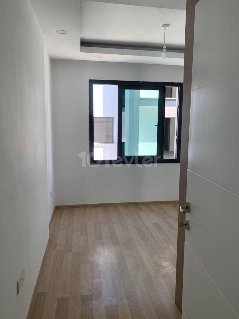 Neu 2+1 Wohnung mit Pool in Alsancak zu verkaufen ** 