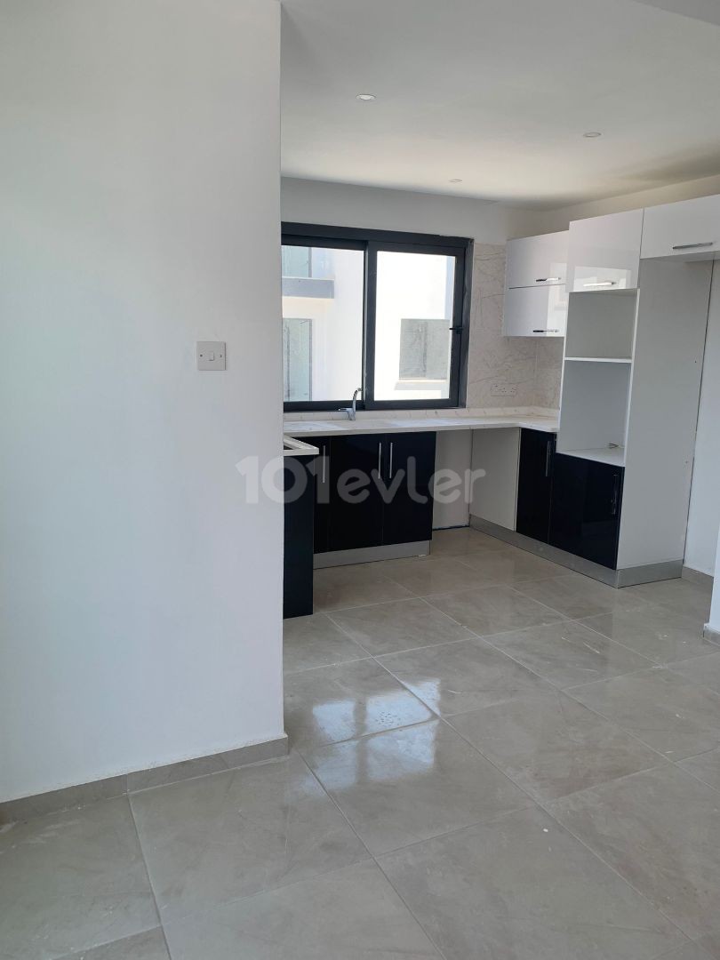 Neu 2+1 Wohnung mit Pool in Alsancak zu verkaufen ** 