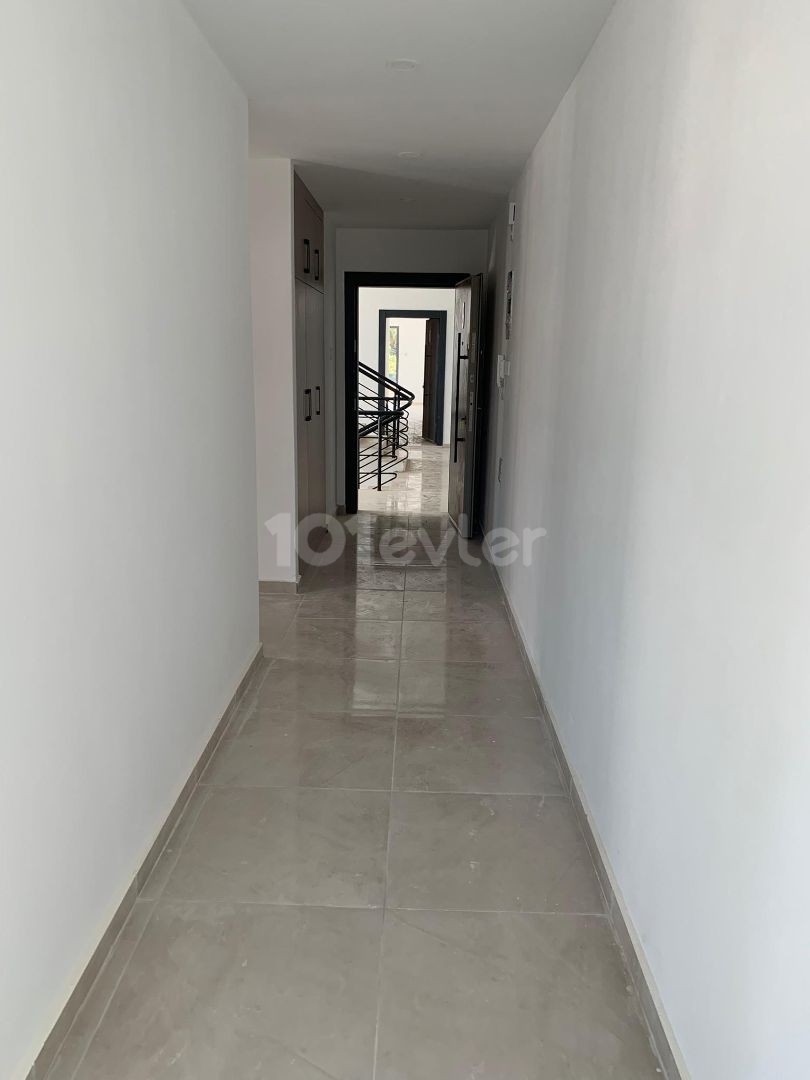 Neu 2+1 Wohnung mit Pool in Alsancak zu verkaufen ** 