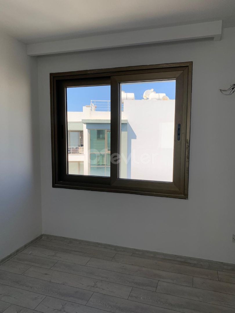 3+1 sehr geräumige, unbewohnte Wohnung zur Miete im Zentrum von Kyrenia ** 