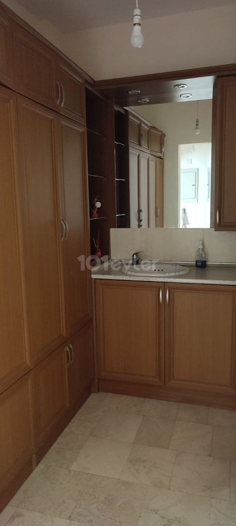 Spacious 5+2 villa for sale in Edremit