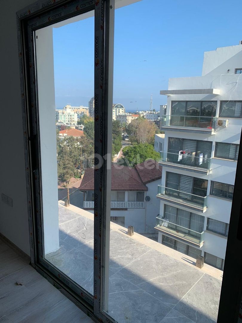 Girne Merkez’de satılık 3+1 daire , Önü kapanmaz Deniz manzaralı