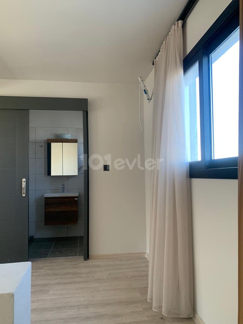 2+1 Wohnung mit privatem Pool zum Verkauf in Karşıyaka