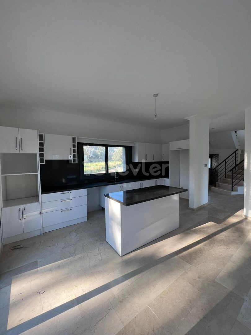  Alsancak'ta satılık geniş 4+1 villa