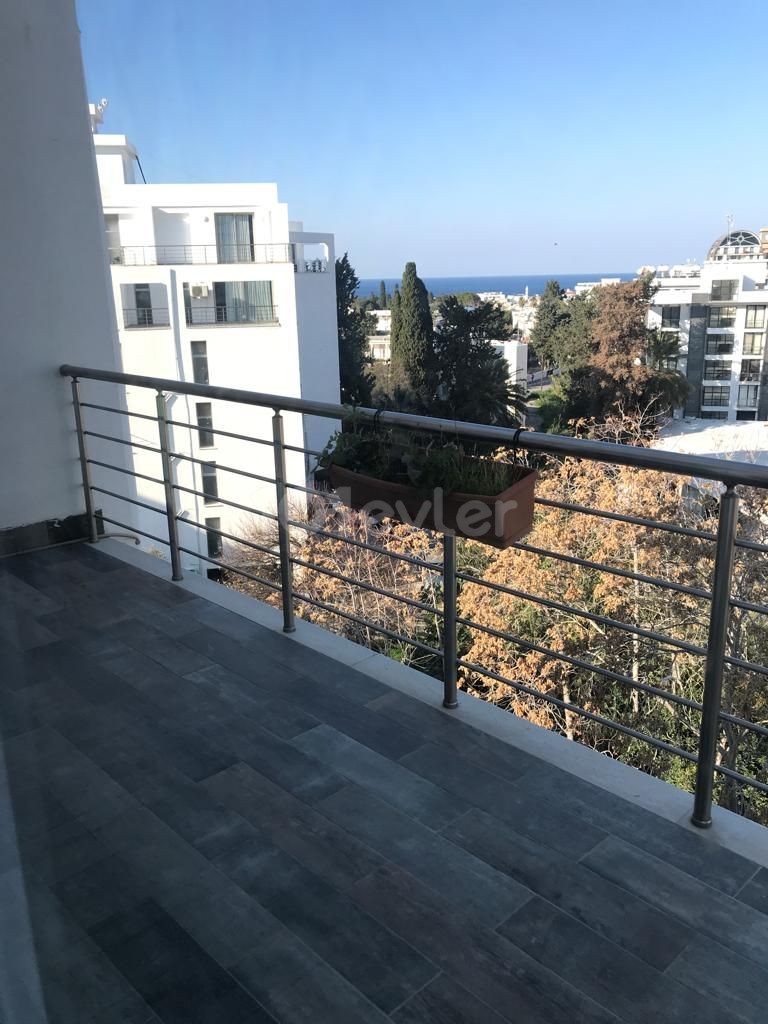 Girne merkezde satılık eşyalı 2+1 daire 