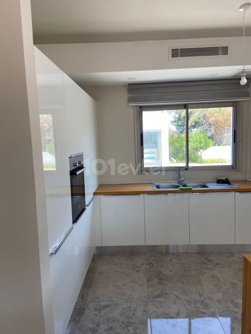 Çatalköy'de denize sıfır havuzlu kiralık 3+1 villa