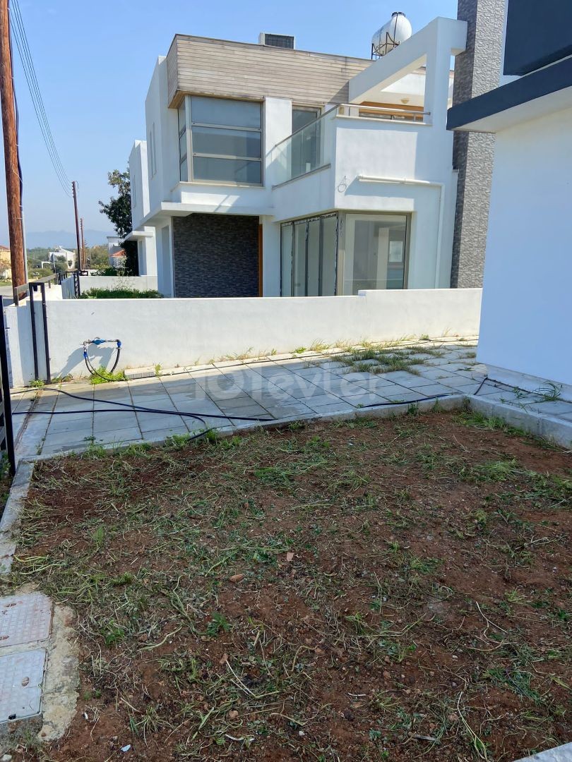 Çatalköy'de denize sıfır havuzlu kiralık 3+1 villa