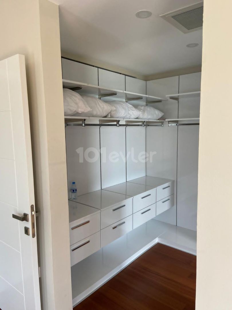 Çatalköy'de denize sıfır havuzlu kiralık 3+1 villa