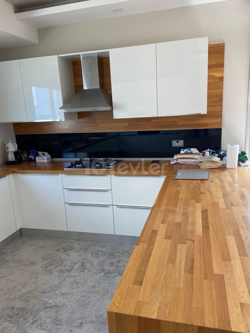 Çatalköy'de denize sıfır havuzlu kiralık 3+1 villa