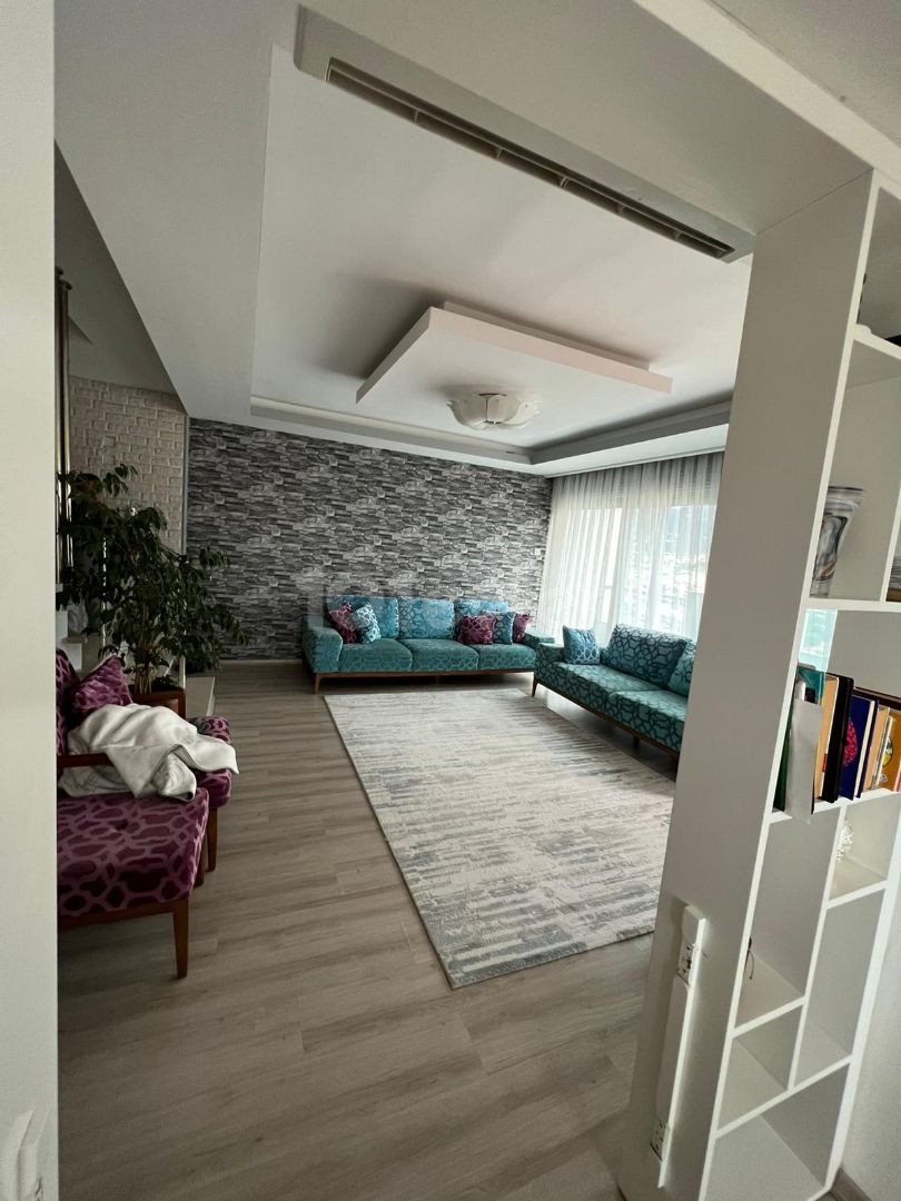  Girne Merkezde Satılık 2+1 dubleks daire,Kapanmaz Dağ Manzaralı