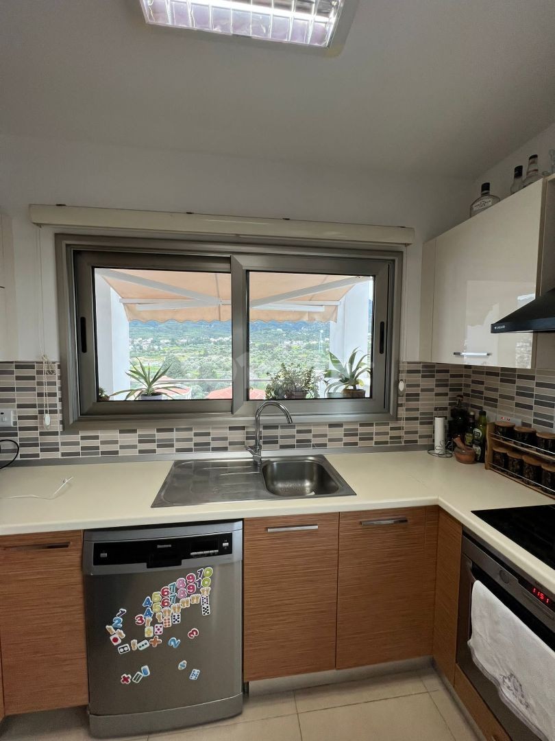  Girne Merkezde Satılık 2+1 dubleks daire,Kapanmaz Dağ Manzaralı