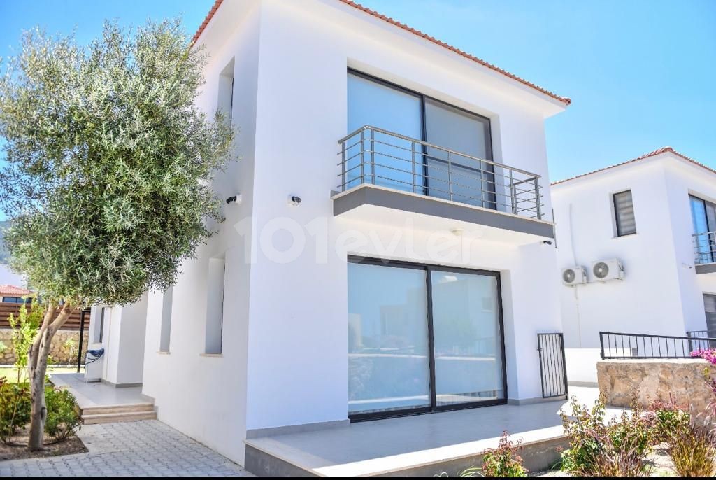 4+1 villa for sale with private pool and garden In Kyrenia , Edremit