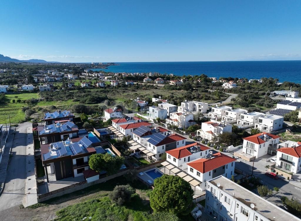 Girne Edremit'te özel havuzlu ve bahçeli satılık 4+1 villa