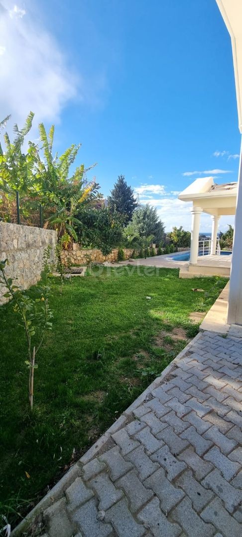 Girne Alsancak'ta satılık 3+1 villa