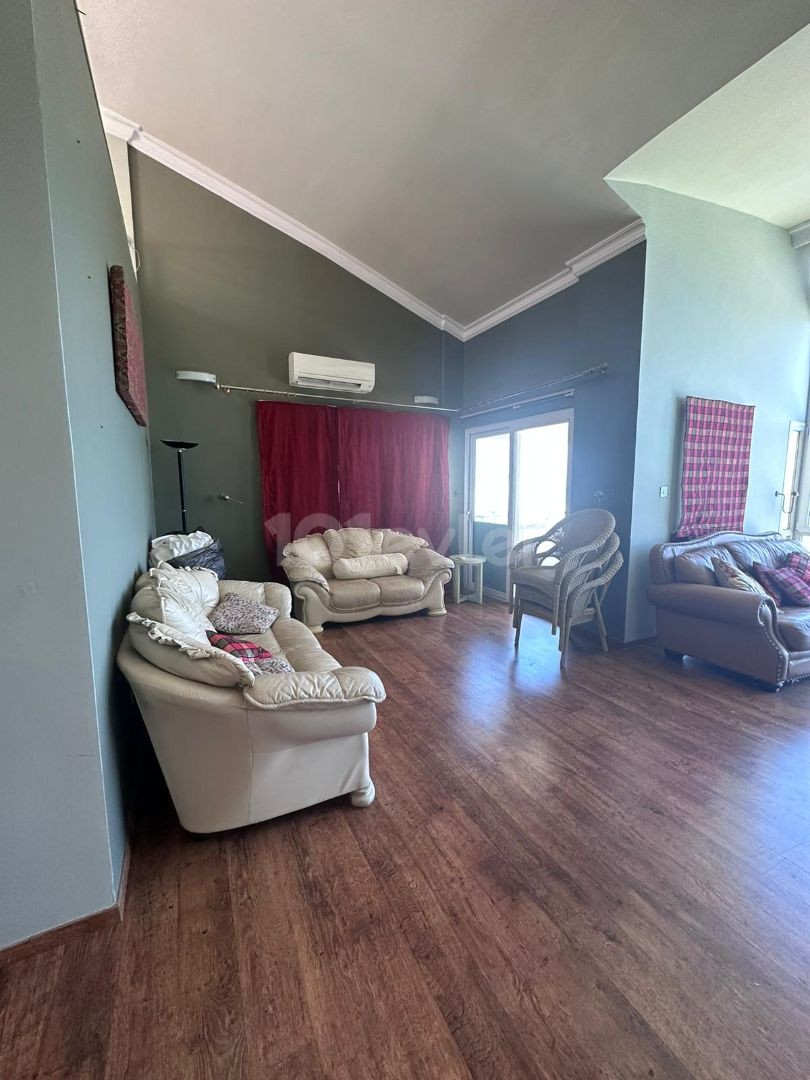 Girne Merkezde Satılık 3+1 penthouse,Muhteşem Deniz manzaralı , Denize sifir